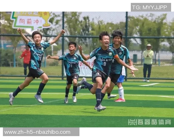 年轻人足球队的激情与梦想在绿茵场上绽放青春的光彩与活力